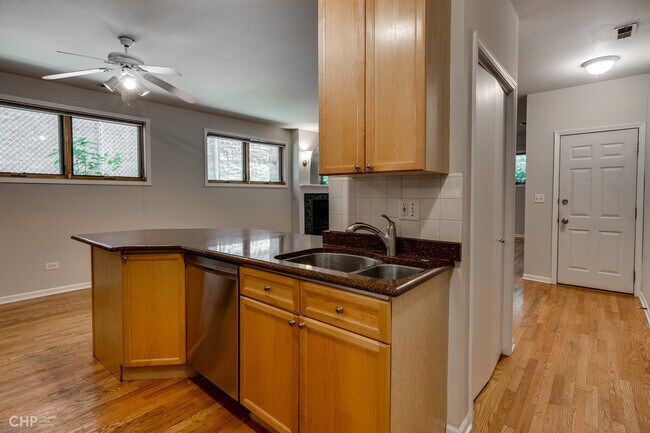 Foto del edificio - 1535 N Wicker Park Ave