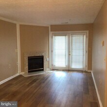 Building Photo - 8941 Town Center Cir