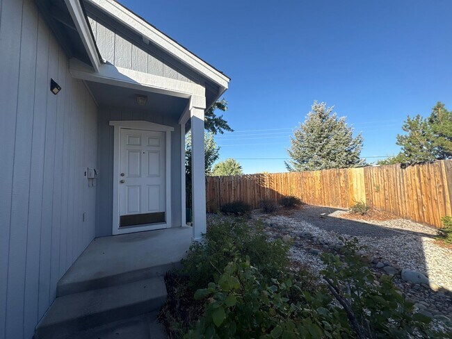 Foto del edificio - 3 Bed 2 Bath Home w/ Beautiful Backyard - ...