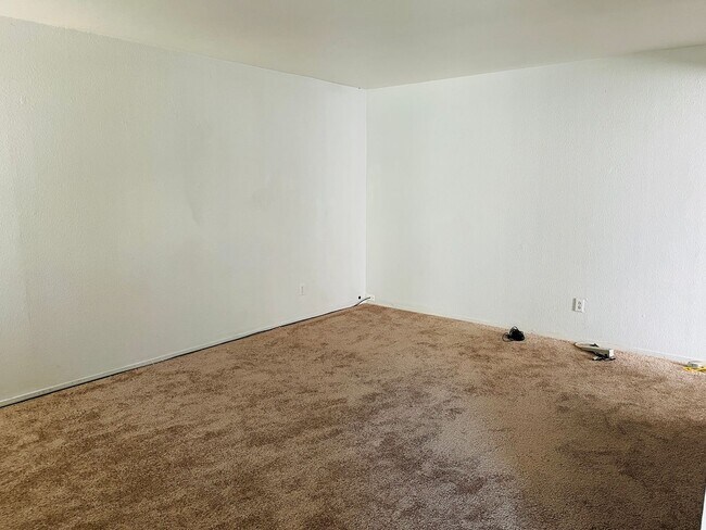 Building Photo - Cute 2 Bedroom Condo