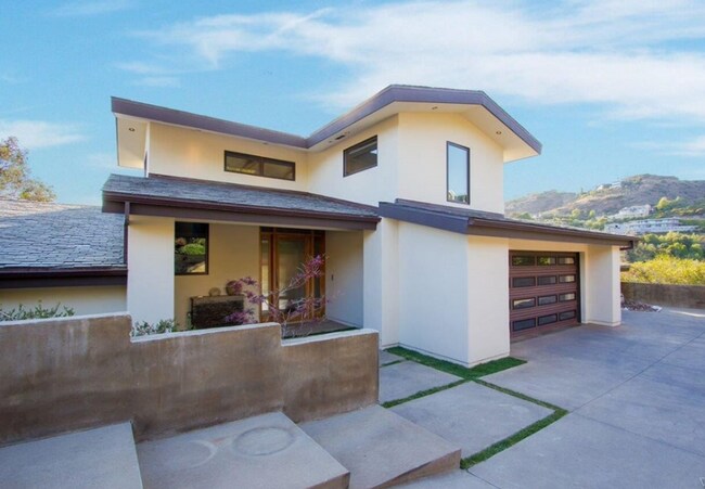 Building Photo - 4 Bed, 5 bath home with stunning ocean vie...
