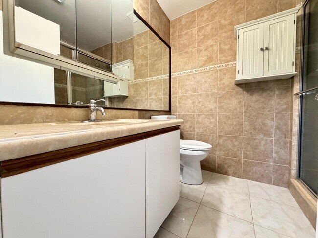 Foto del edificio - 651 Cypress Lake Blvd