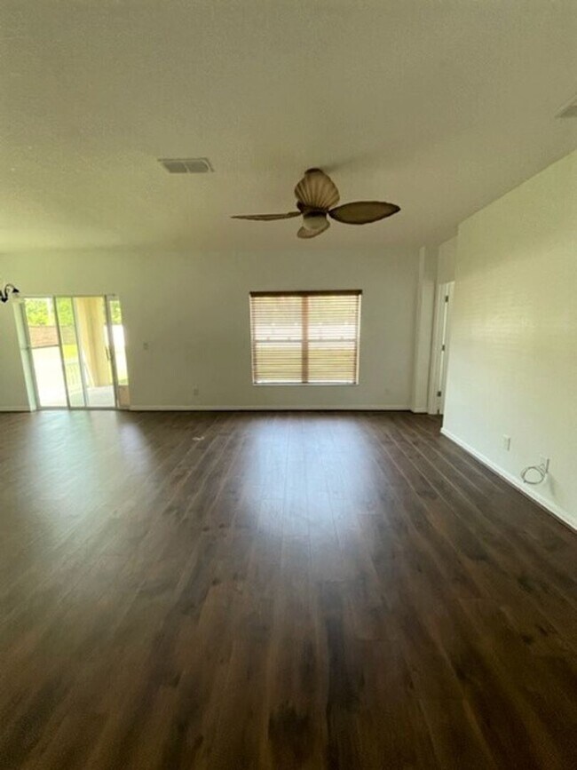 Building Photo - Cozy and spacious Single-family  home in Rockvale!!