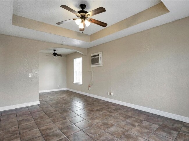 Building Photo - 5846 Elm Valley Dr