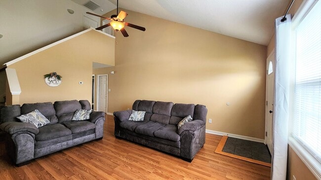 Building Photo - Beautiful 3 bed 2 1/2 bath townhome in a g...