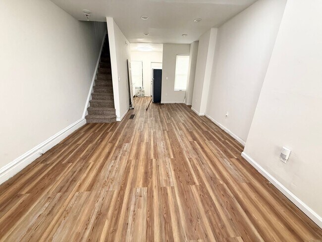 Building Photo - Stunning 2-Bed Townhome Near Temple University! Available NOW!
