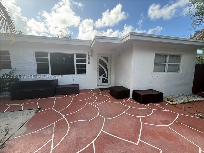 Foto del edificio - 16030 Miami Dr