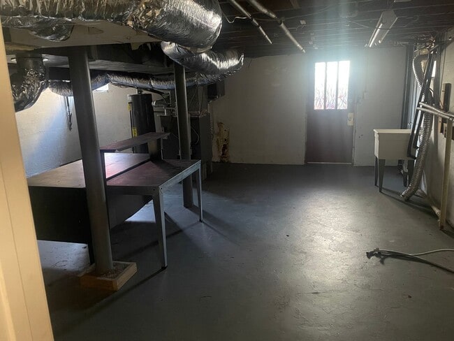 Building Photo - 4 Bedroom House