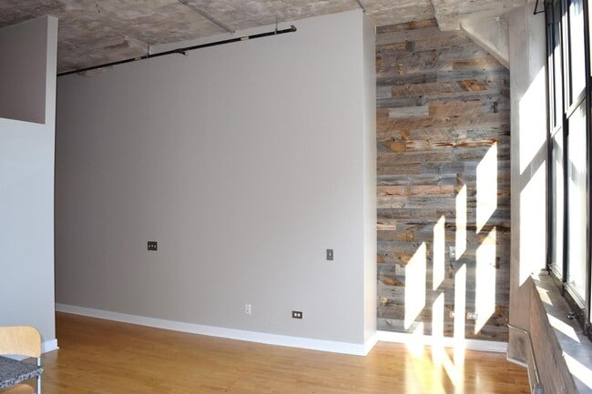 Building Photo - 320 E 21st St