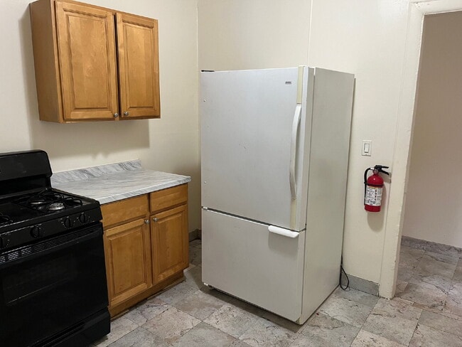Building Photo - "Charming 1-Bedroom Retreat in Trenton – Y...