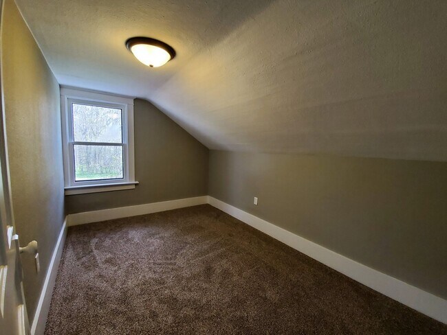 2nd bedroom upstairs - 813 Arlington St