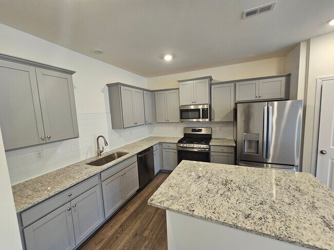 Building Photo - Like New townhome in Monroe!