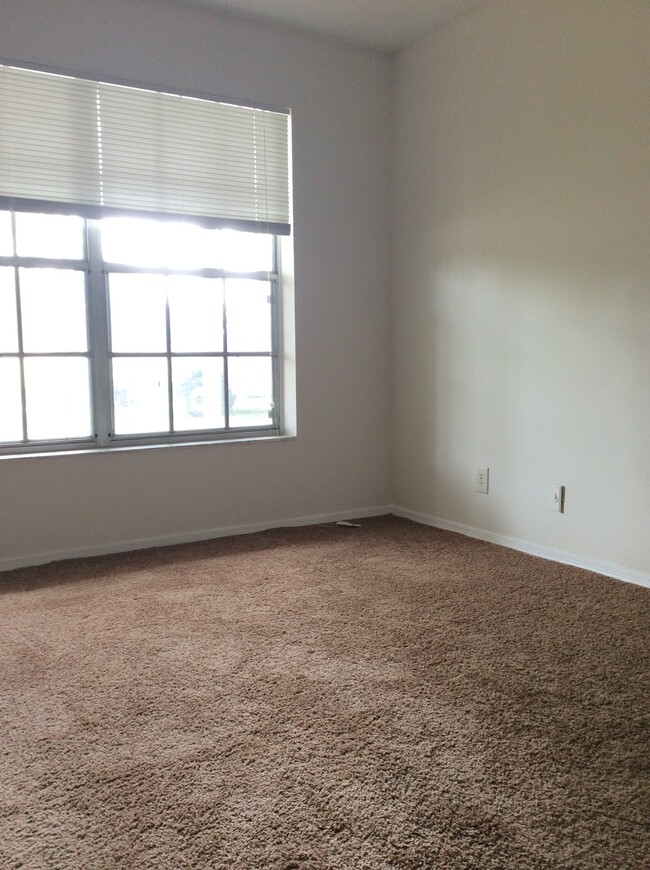 Building Photo - 2516 Riverside Dr