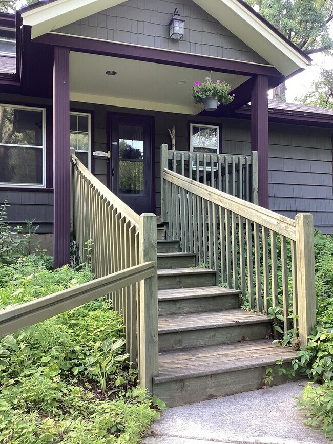 Foto del edificio - AVAILABLE NOW - Very Spacious, Unique, and...