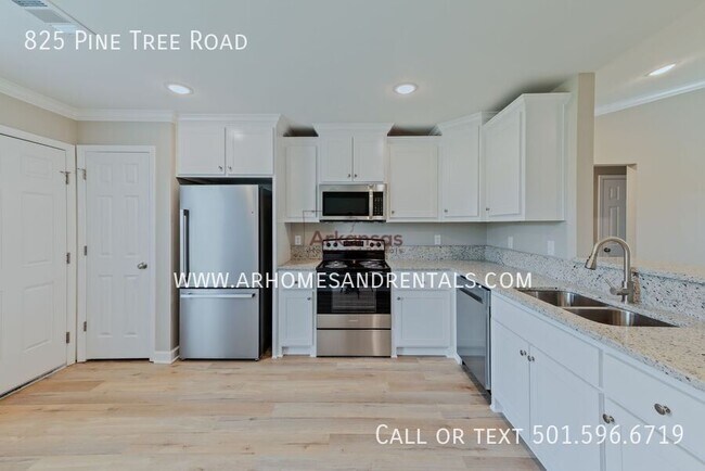 Foto del edificio - 825 Pine Tree Rd