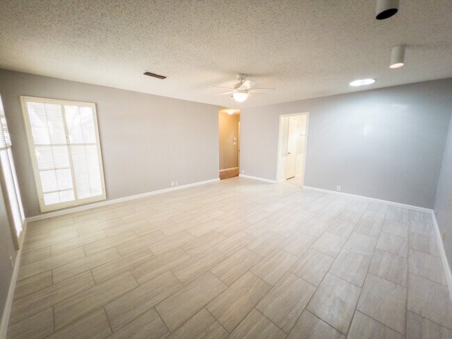 Building Photo - 2405 Stutz Pl