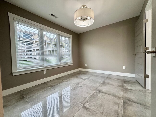 Building Photo - 3 Bed, 3.5 Bath Home w/ 2 Car Garage and Lake Views