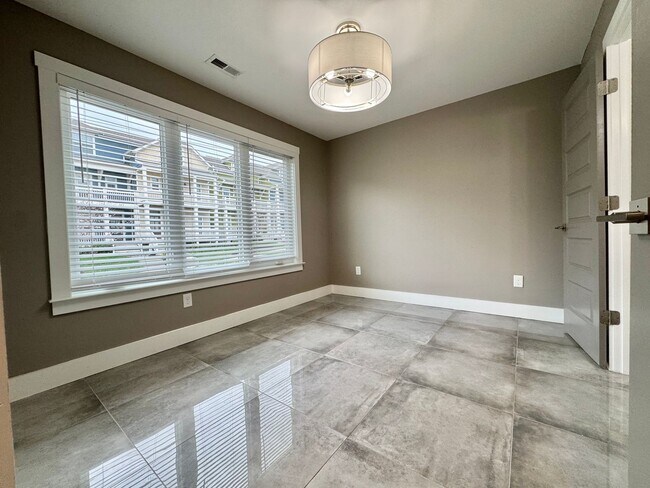 Foto del edificio - 3 Bed, 3.5 Bath Home w/ 2 Car Garage and Lake Views