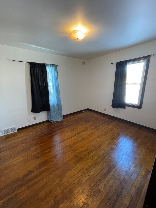 Building Photo - 975 Clifford Ave