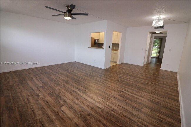 Building Photo - 615 Fanshaw N