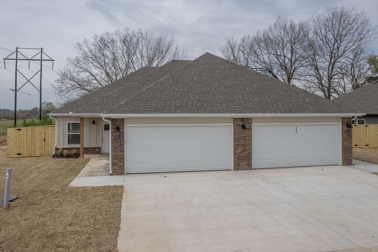 251 N Hunter St Unit 1, Farmington, AR 72730 Room for Rent in