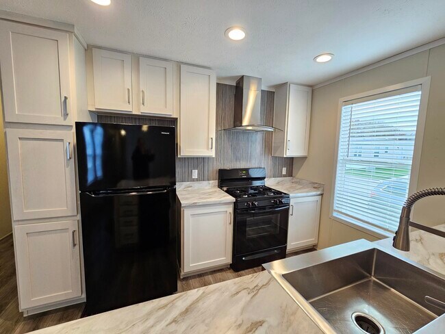 Building Photo - 46000 Geddes Rd