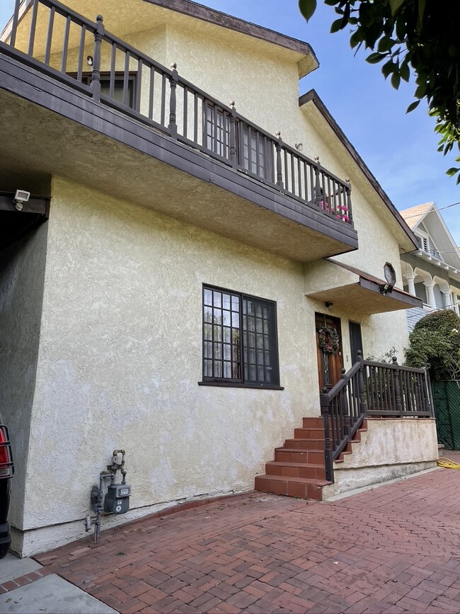 Facade - 2465 N Beachwood Dr