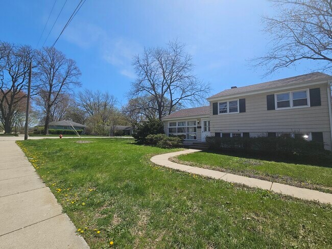 Building Photo - 711 Warwick Ave