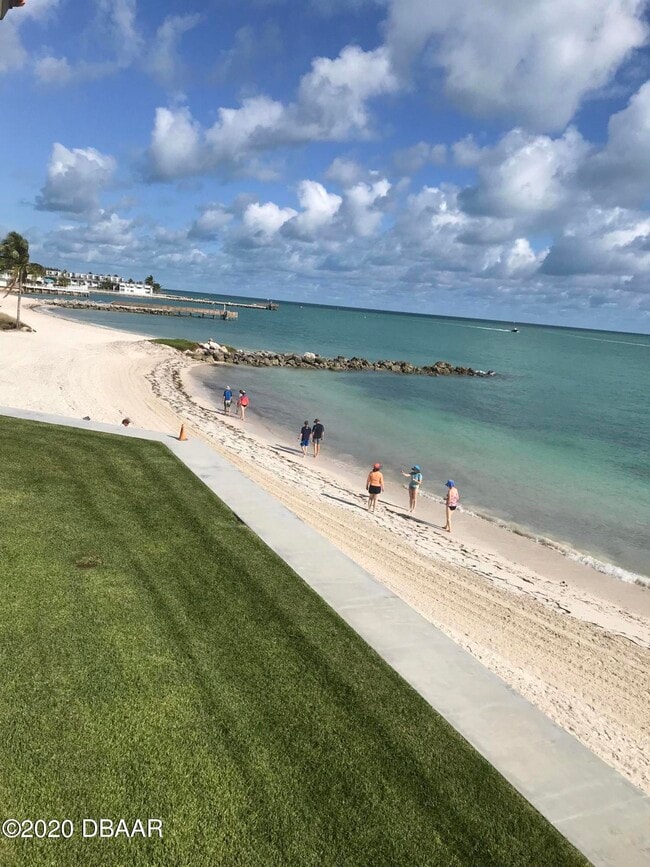 Building Photo - 1001 W Ocean Dr