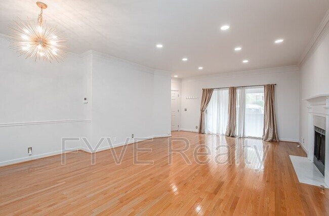 Building Photo - 2107 Fairfax Ave