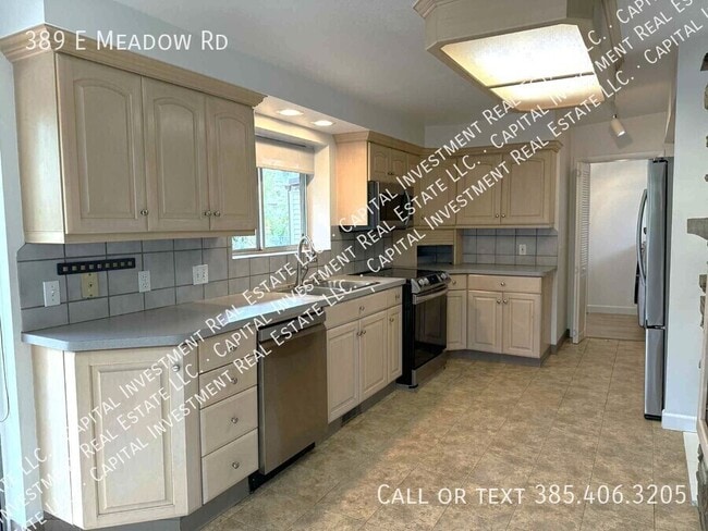 Building Photo - 389 E Meadow Rd