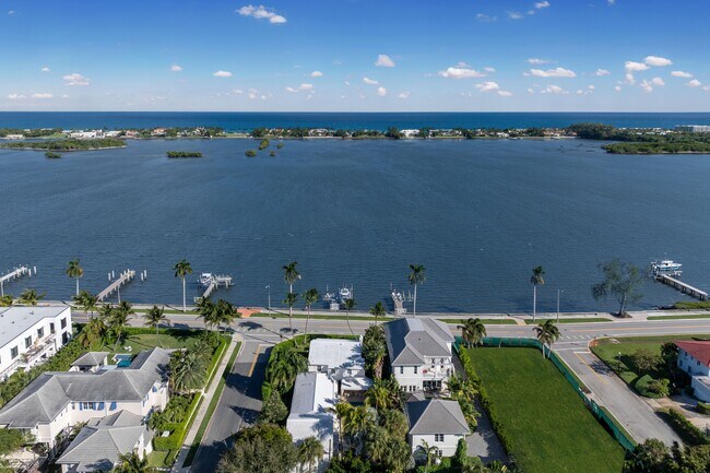Building Photo - 7103 S Flagler Dr