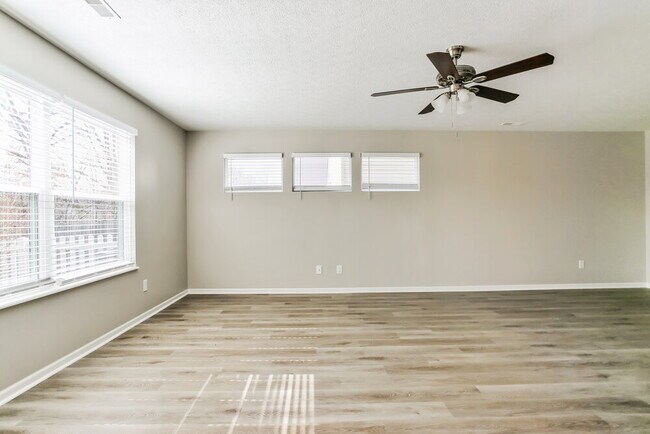 Foto del edificio - 6847 Riding Trail Dr