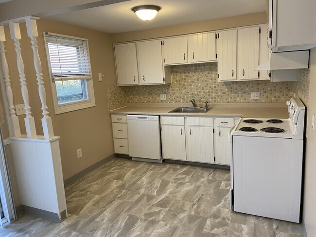 Building Photo - 109 Creekside Dr
