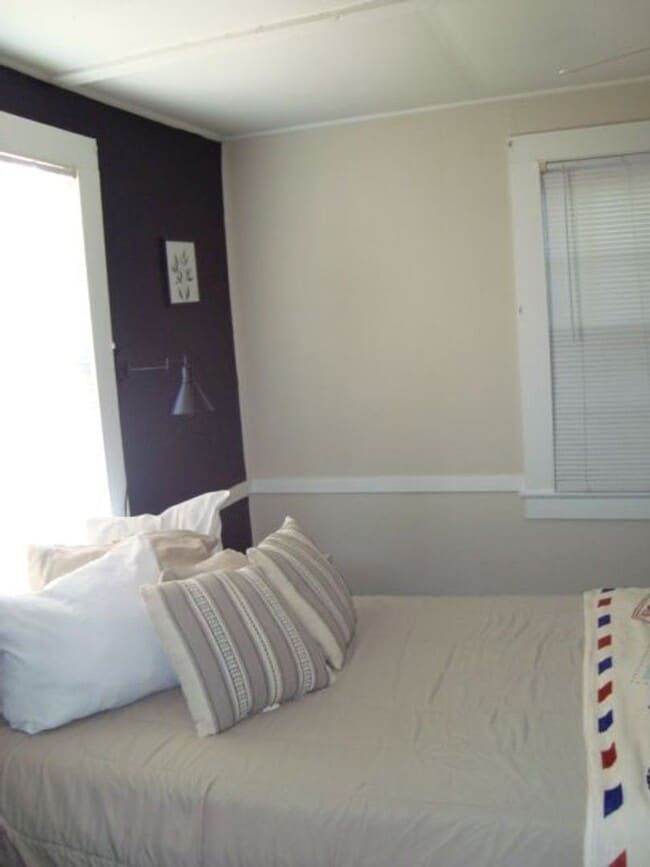 Building Photo - Fully furnished Studio Apt with all Utilit...