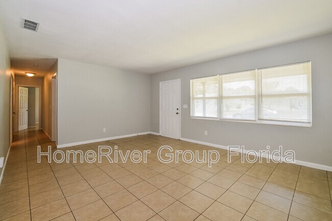 Foto del edificio - 121 Longfellow Rd