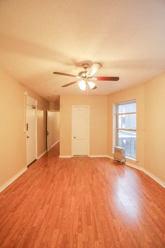 Building Photo - 911 W Lawrence Ave