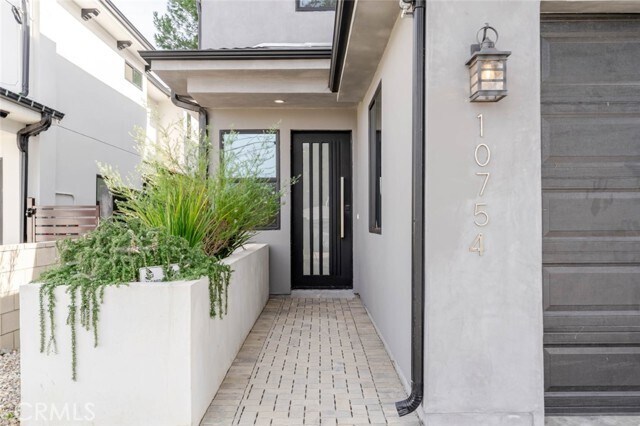 Building Photo - 10754 Nassau Ave