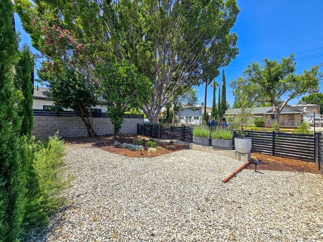 Photo - Newly Renovated 4BR Lamanda Park Units! Apartment