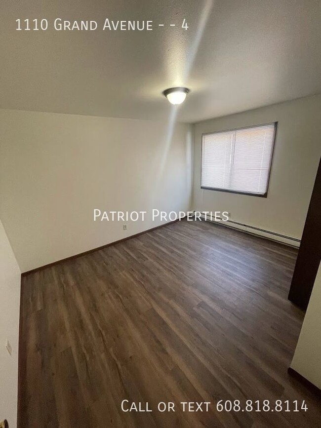 Building Photo - 2 bed/1 bath apartment in Prairie Du Sac, WI!