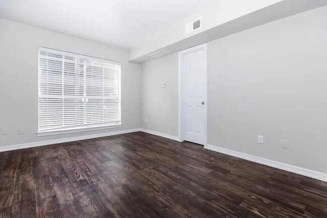 Building Photo - 4400 Memorial Dr