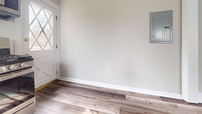 Building Photo - For Rent: Renovated Two-in-One Bi-Level Ho...