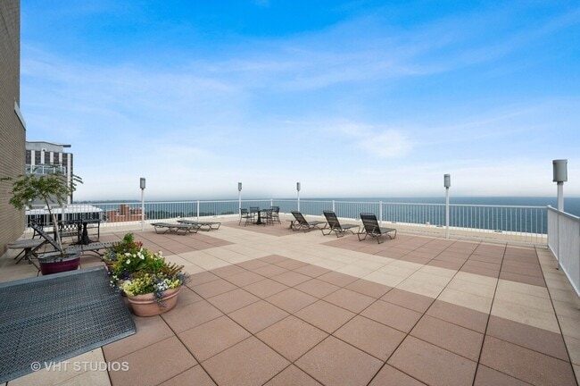 Sundeck - 336 W Wellington Ave (Chicago, IL) Apartment