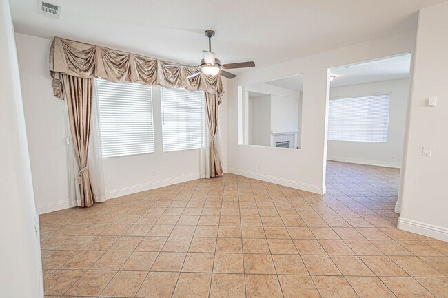 Building Photo - 4 Bedroom Home for Rent in Canyon Country!