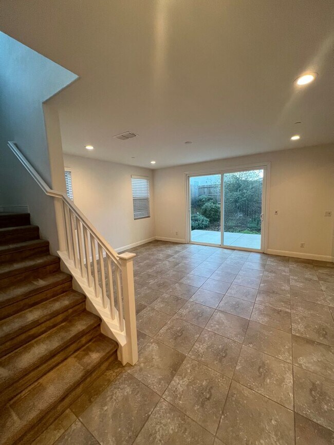 Foto del edificio - Spacious 4 Bedroom Home with Downstairs Bedroom and Upstairs Loft in Whitney Ranch Rocklin