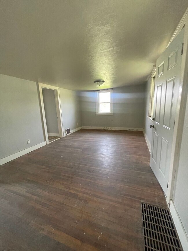 Building Photo - 2 bedroom Duplex