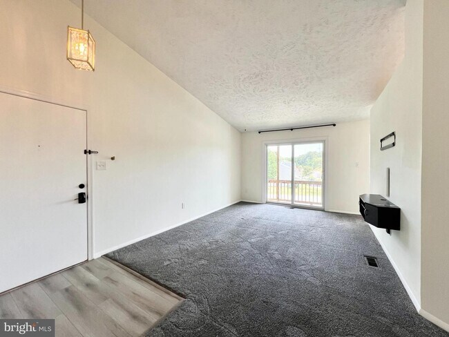 Building Photo - Beautiful Updated 2 bd 2 bth Penthouse Con...