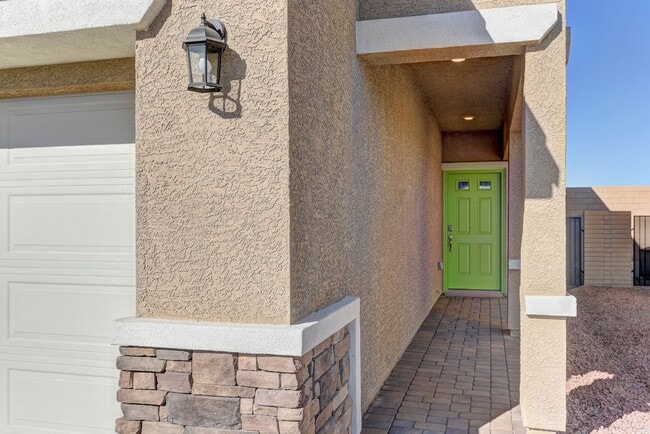 Building Photo - Southwest Beauty