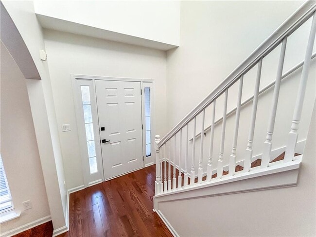 Building Photo - 2027 Oakbluff Way SW