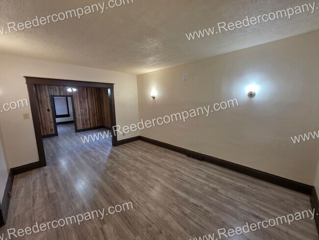 Foto del edificio - 3 bedroom house with brand new flooring